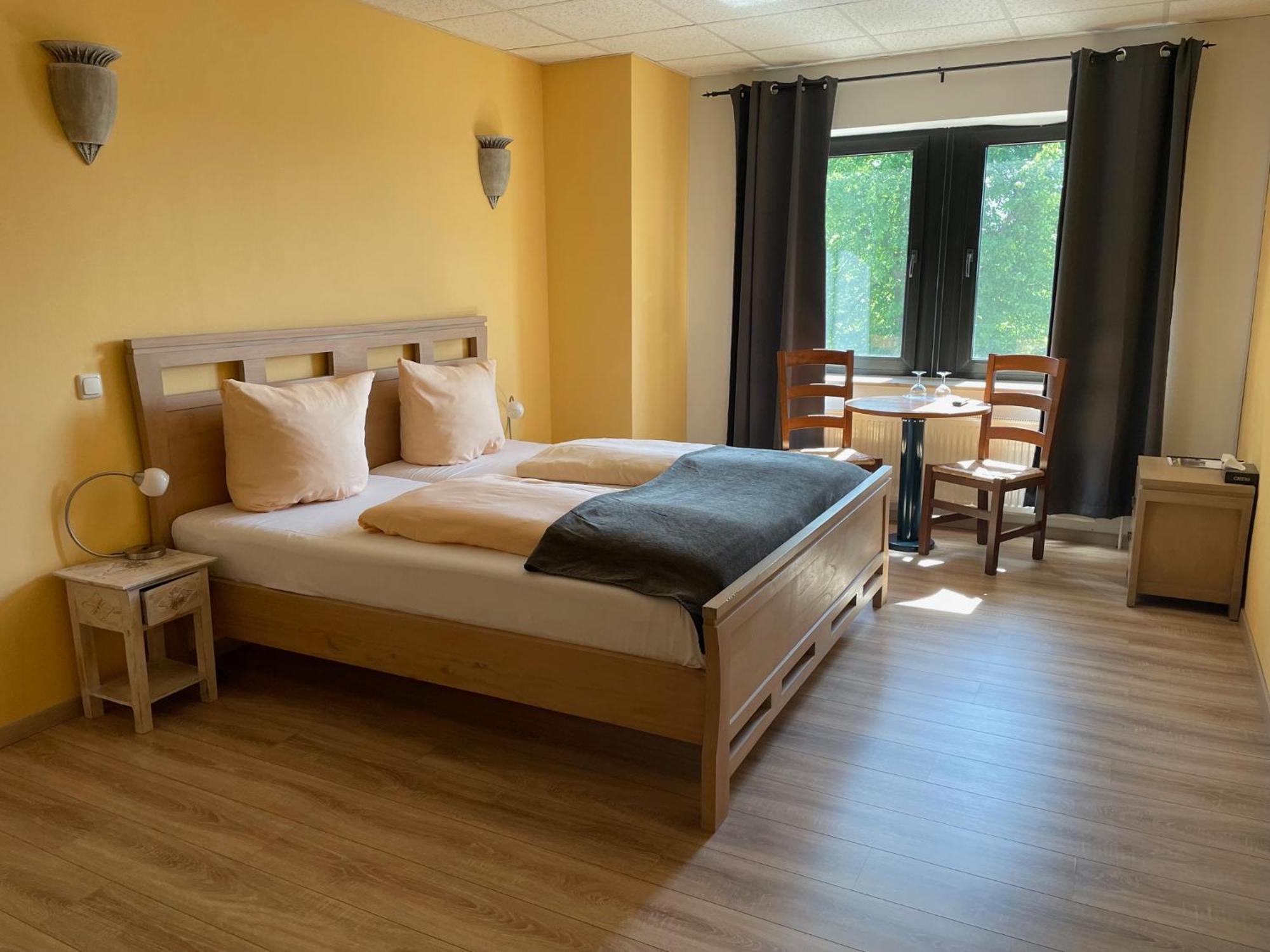 Hotel Rabenstein Raben Steinfeld ภายนอก รูปภาพ
